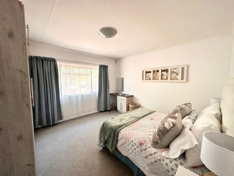 5 Bedroom Property for Sale in Fraaiuitsig Western Cape
